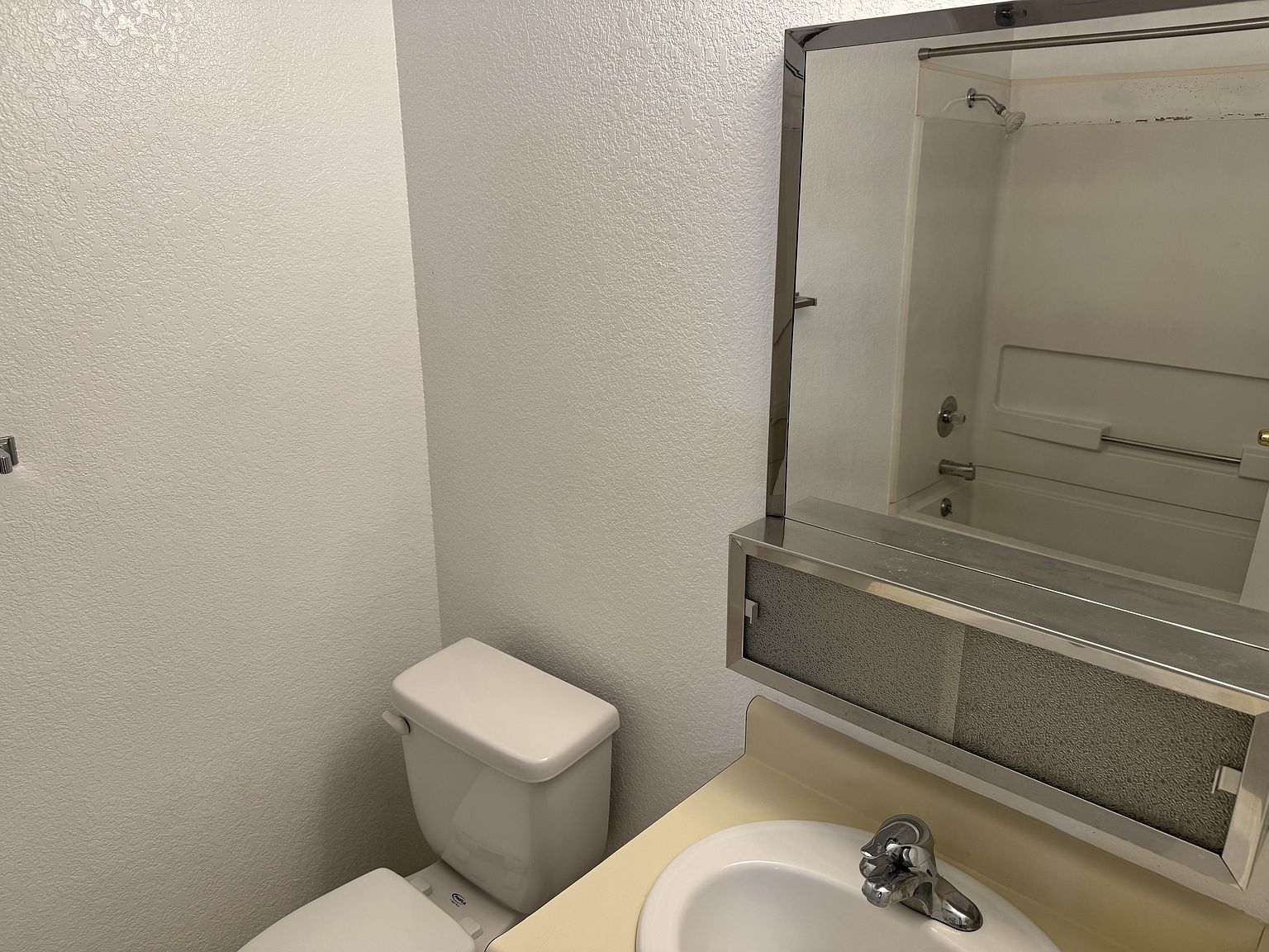 833 Russell Ave photo 3