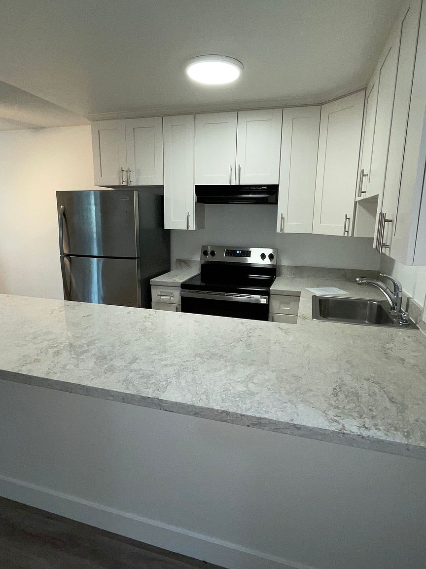 280 Howland St photo 3