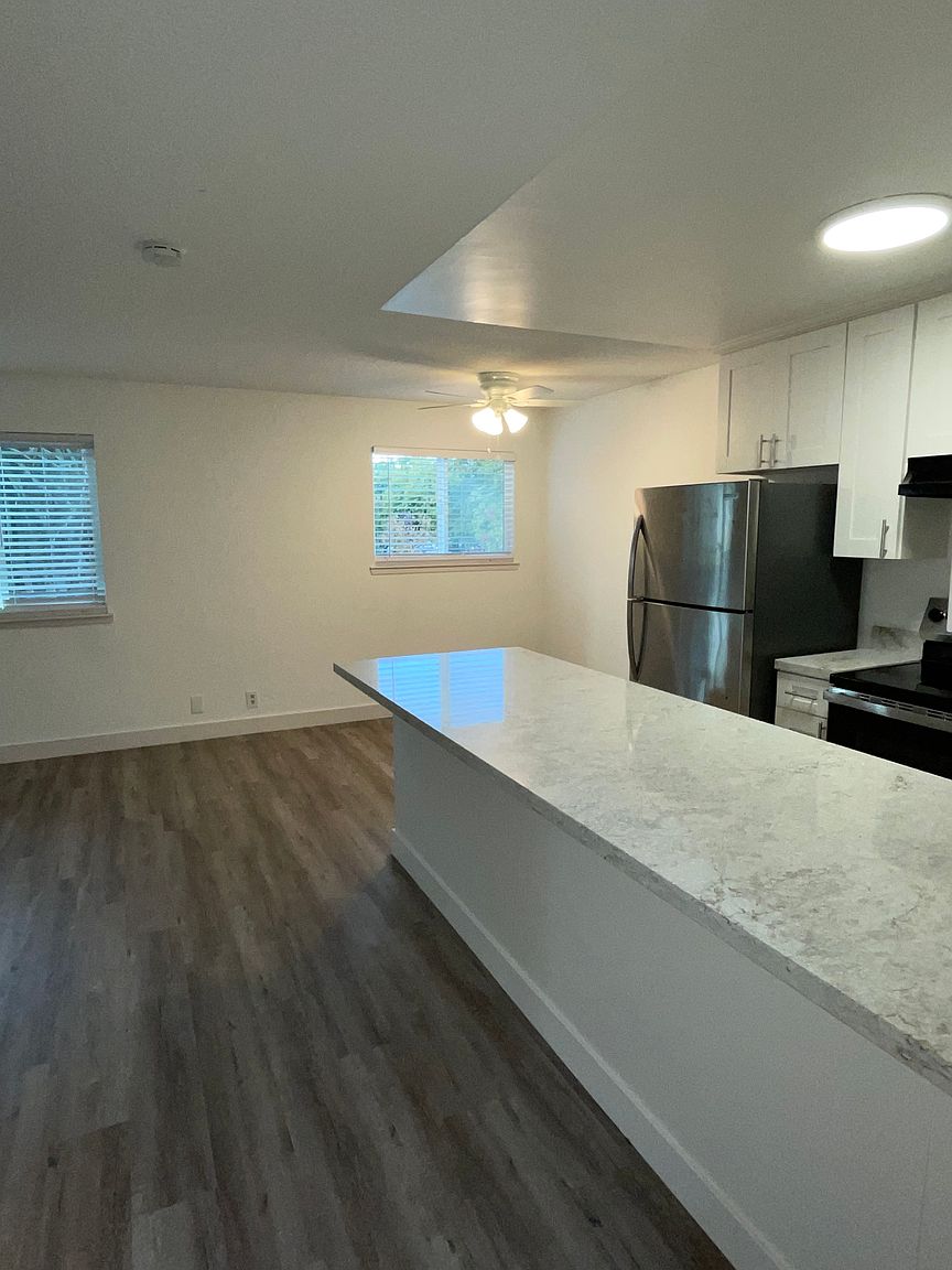 280 Howland St photo 2