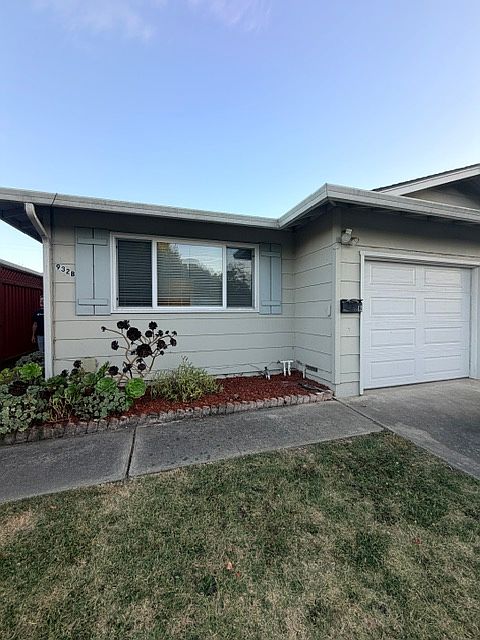 932 Kennedy Dr photo 2