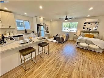 498 N M St photo 4