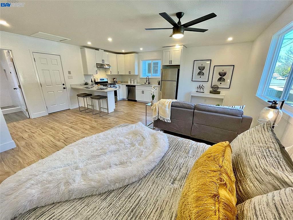 498 N M St photo 3