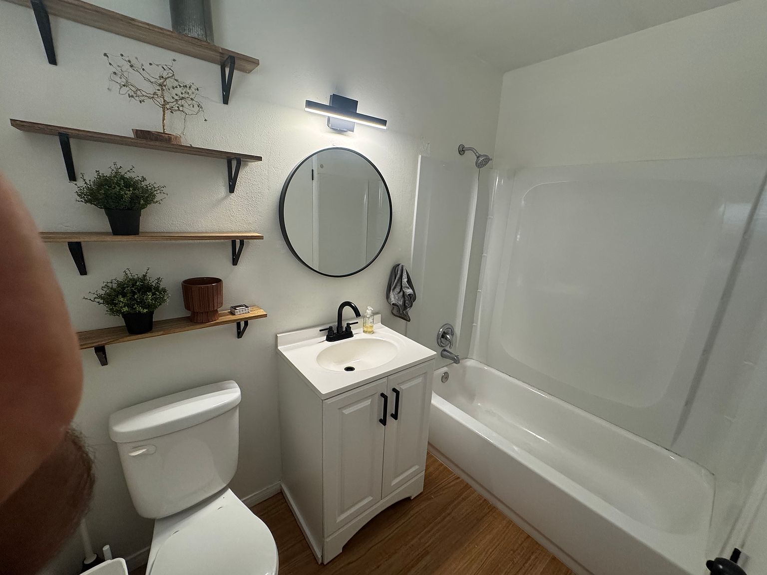 1668 Thomas Ave photo 2