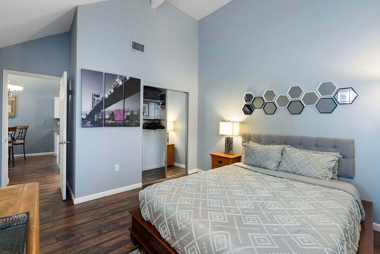 602 N May Floor 1-ID1625719P photo 4