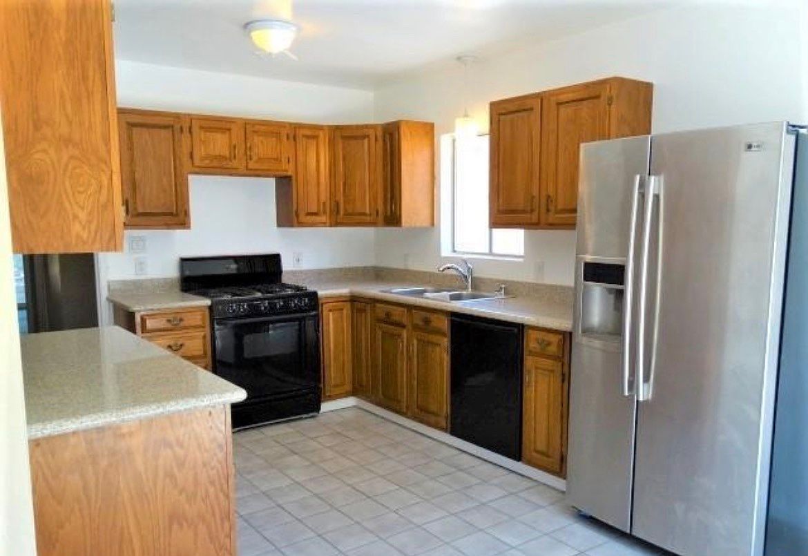 826 Birch Ave photo 2