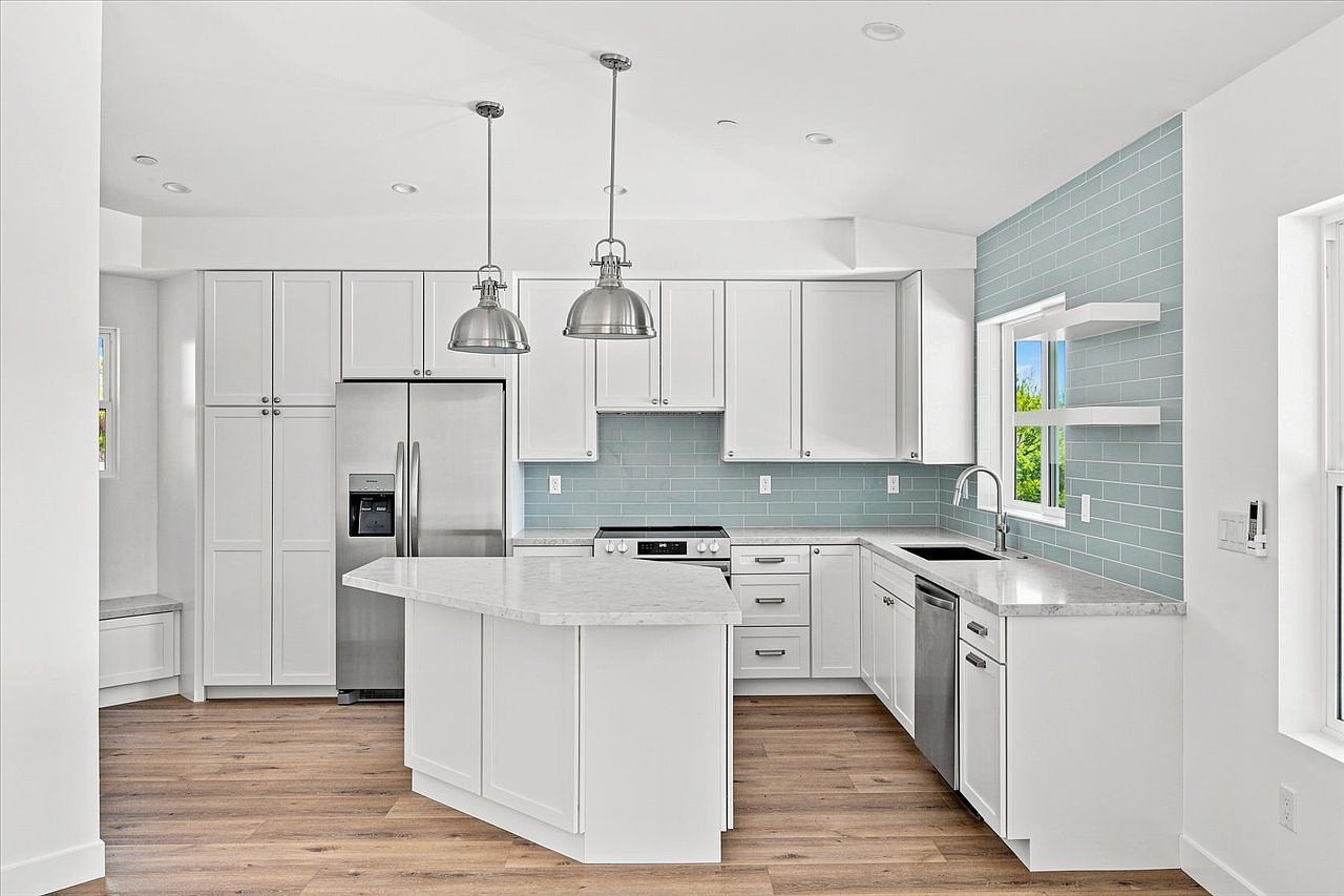 7551 Esfera St photo 3