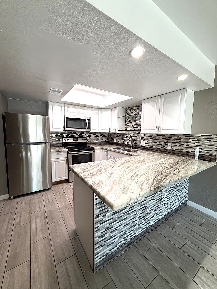 810 S River Dr photo 2