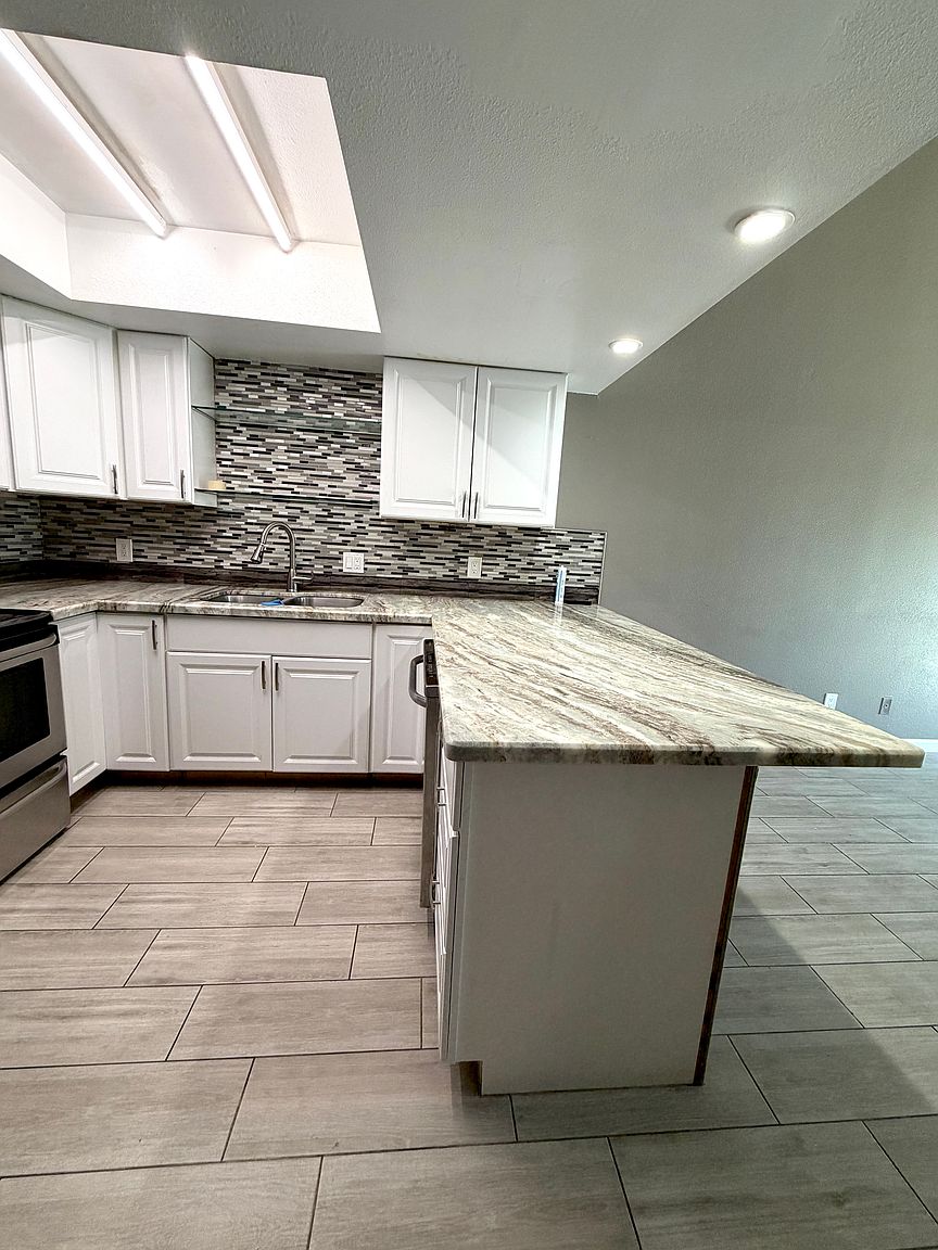810 S River Dr photo 3