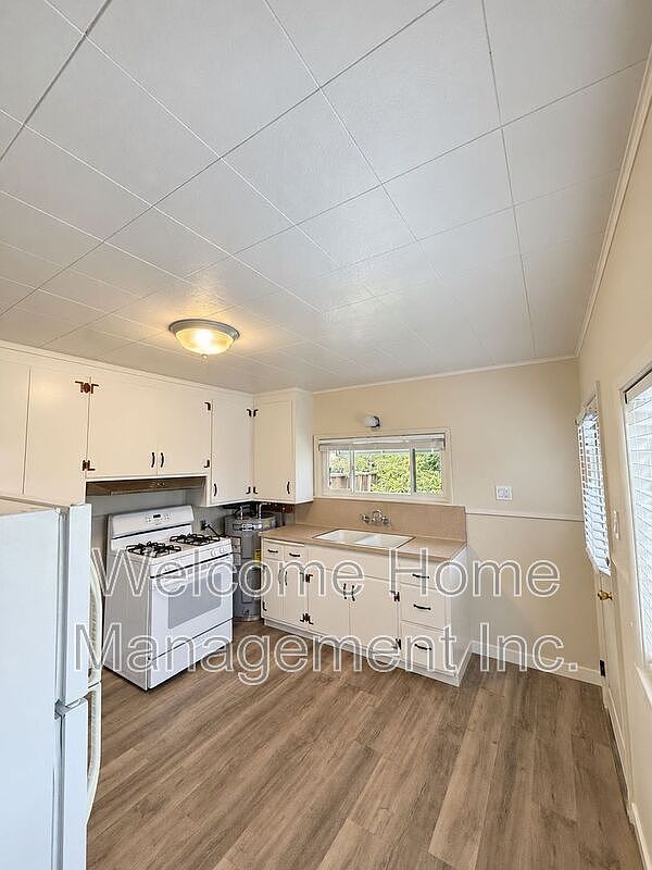477 Grove Way photo 5