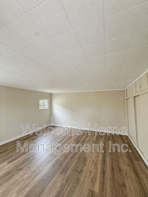 477 Grove Way photo 3
