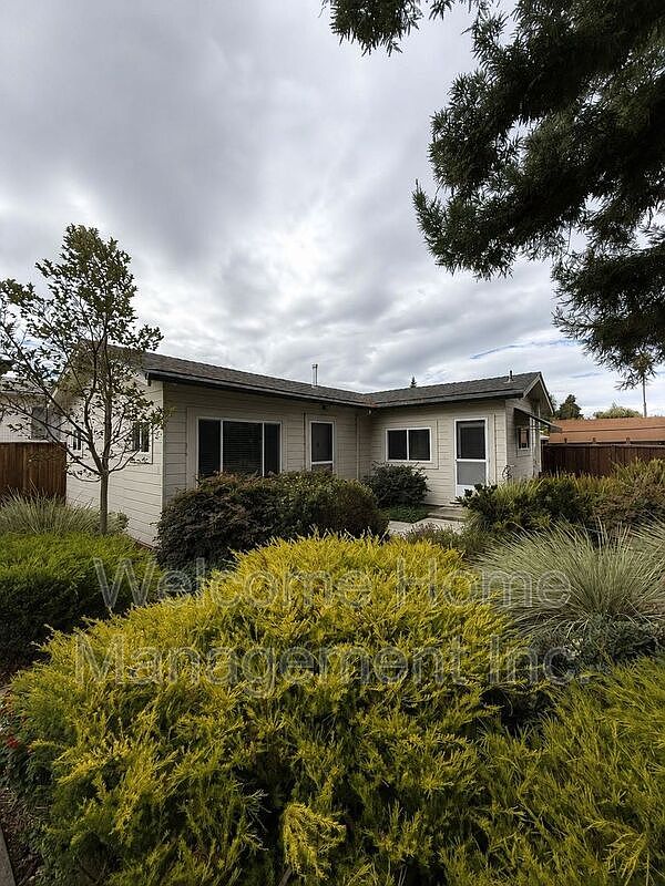 477 Grove Way
