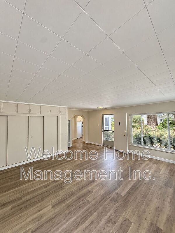 477 Grove Way photo 4