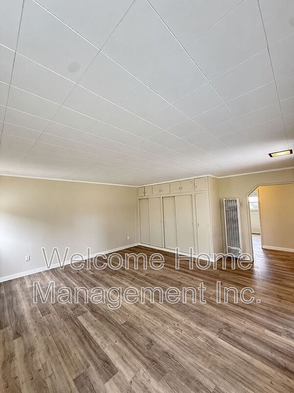 477 Grove Way photo 2
