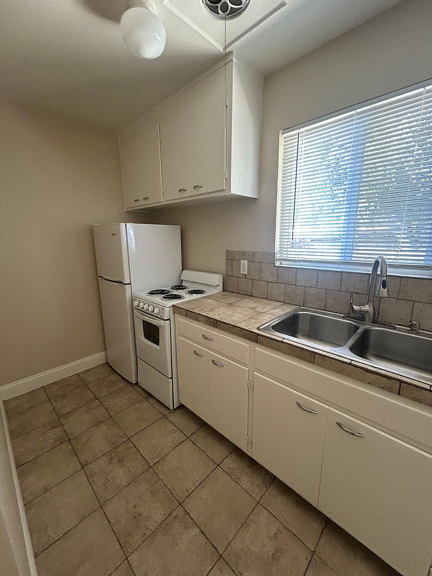 2020 Linden St photo 3