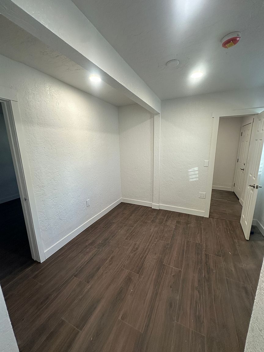 527 McLaughlin Ave photo 5