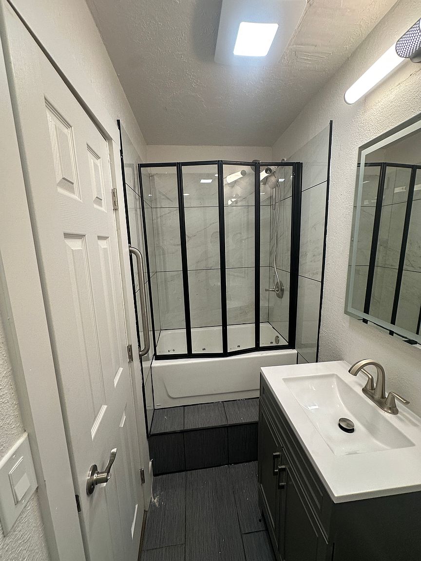 527 McLaughlin Ave photo 3