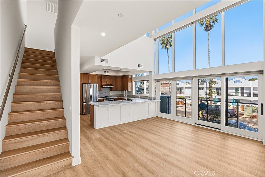 215 Oceanside Blvd photo 4