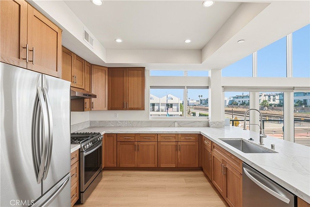 215 Oceanside Blvd photo 5