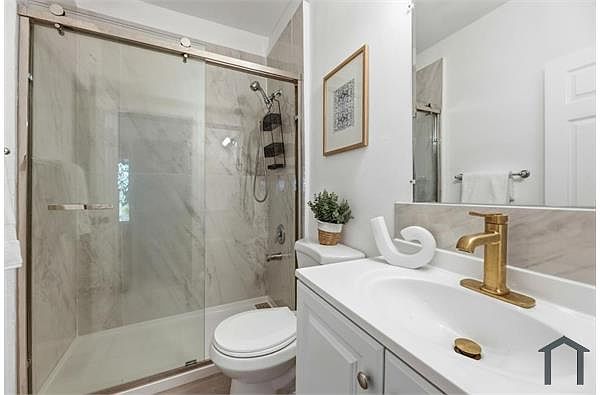 5237 Macarthur Blvd photo 3