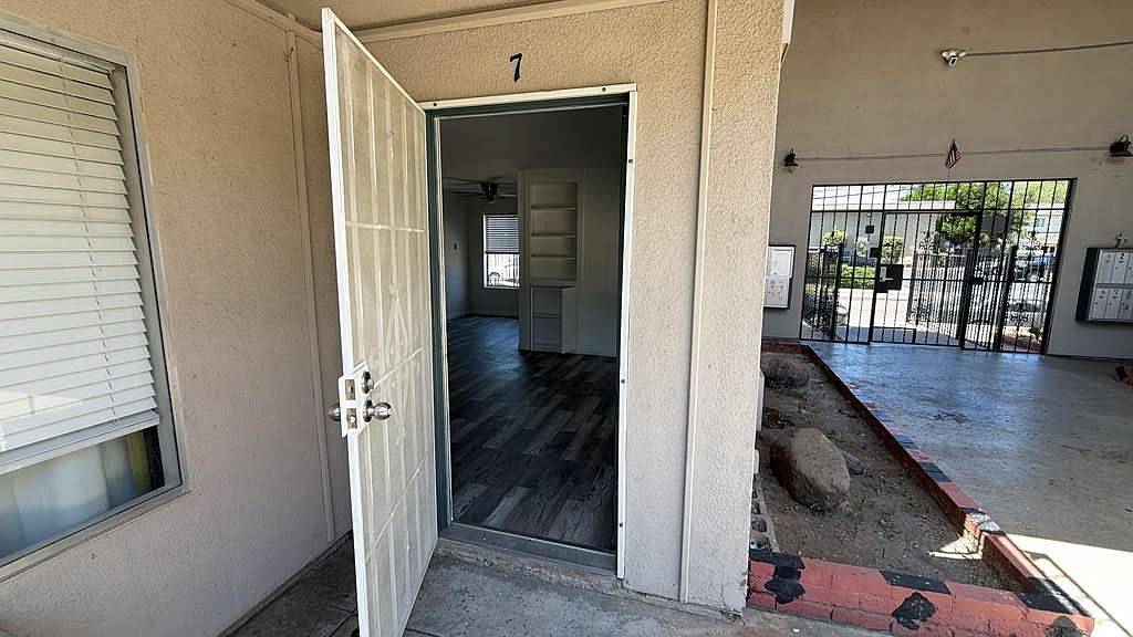 1011 Leslie Rd photo 2