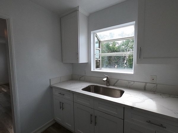 392 Park Way photo 4