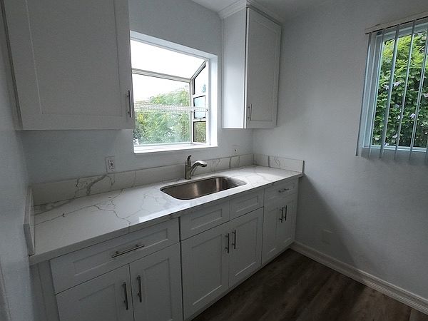 392 Park Way photo 2