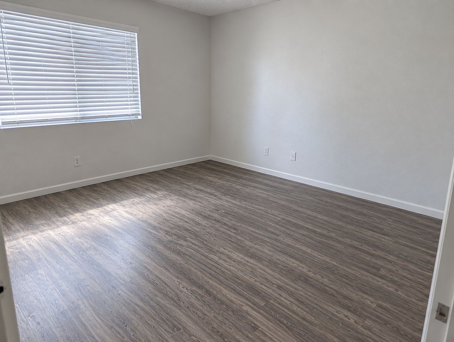 1103 S Farmer Ave photo 4