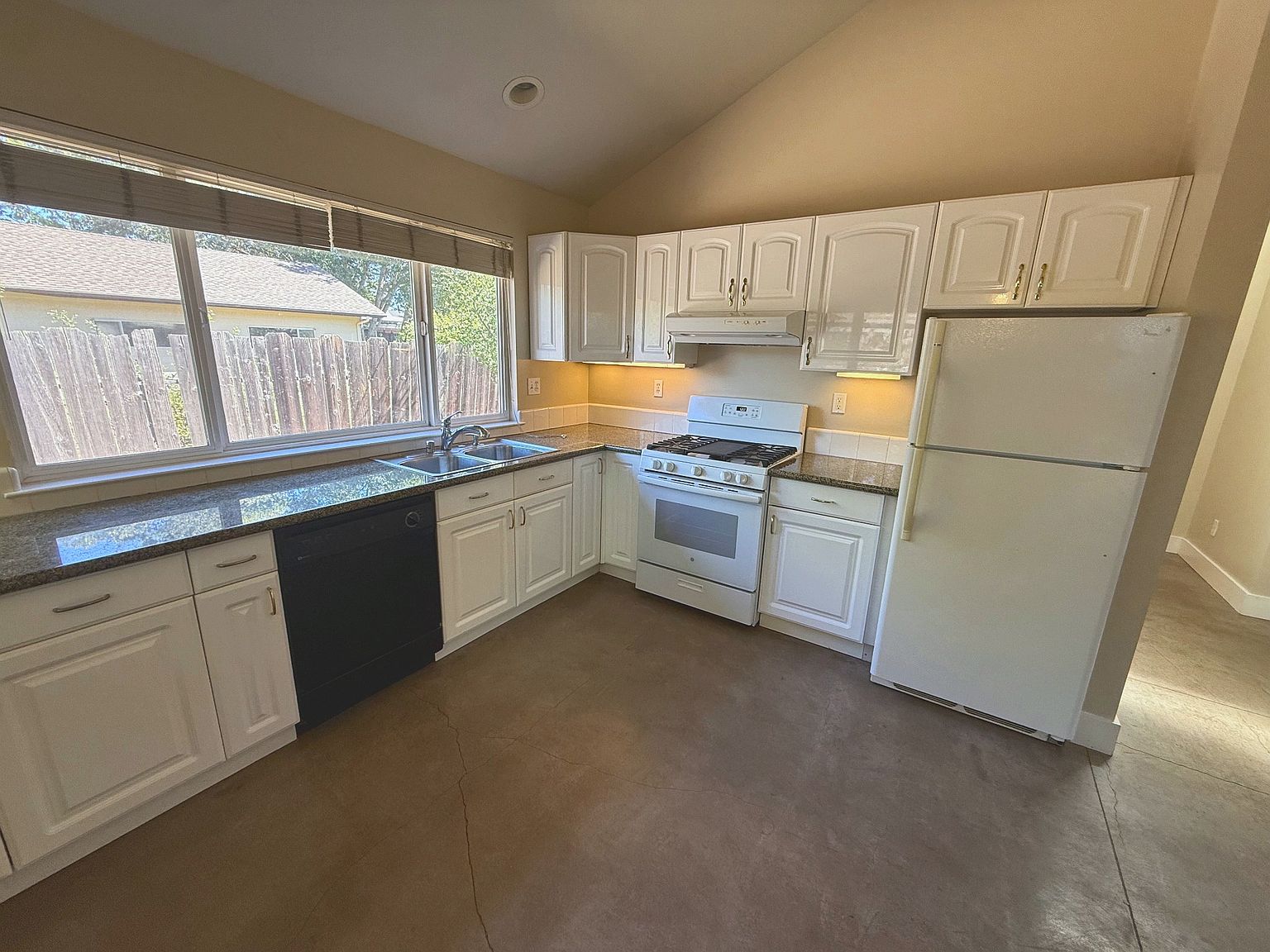 2120 Harris Ct photo 2