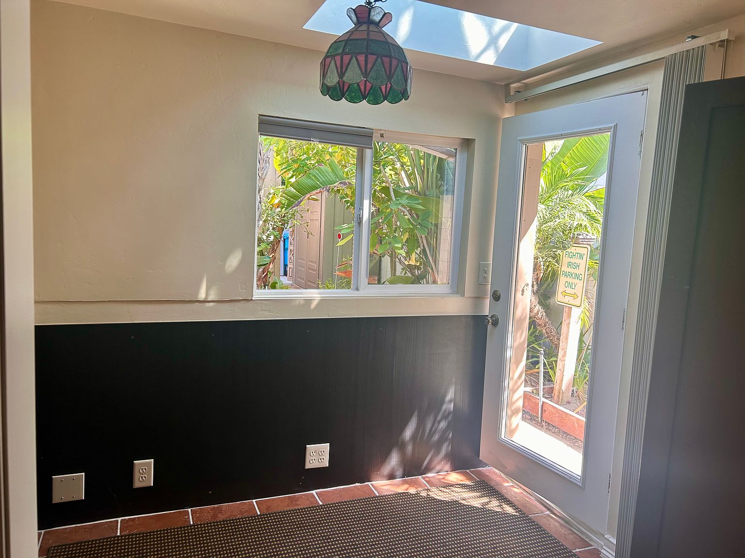 1813 Mission Cliff Dr photo 2