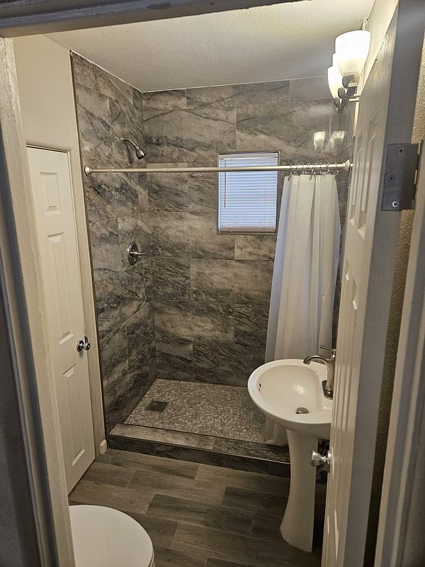 605 W Howe St photo 3