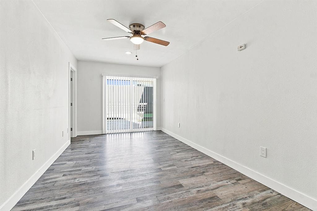 2027 E Ave photo 4