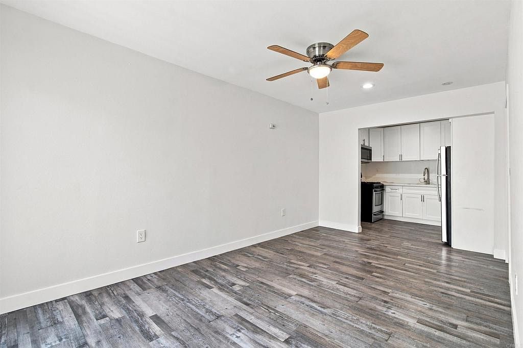 2027 E Ave photo 5