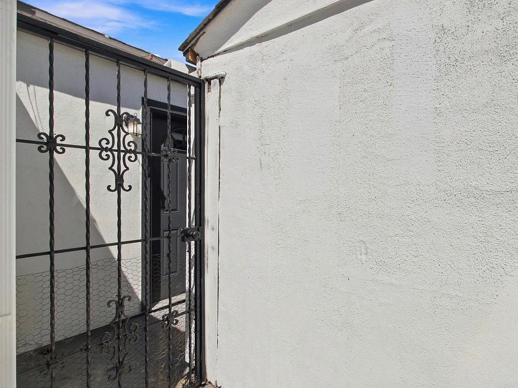 2027 E Ave photo 2