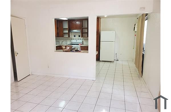 3851 37th St photo 3