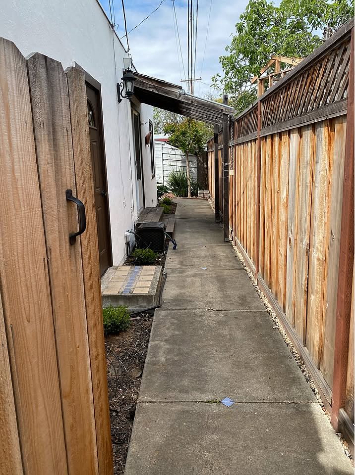 544 Irving Ave photo 4