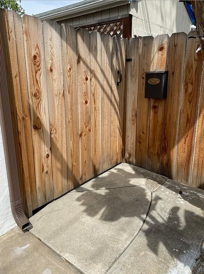 544 Irving Ave photo 3