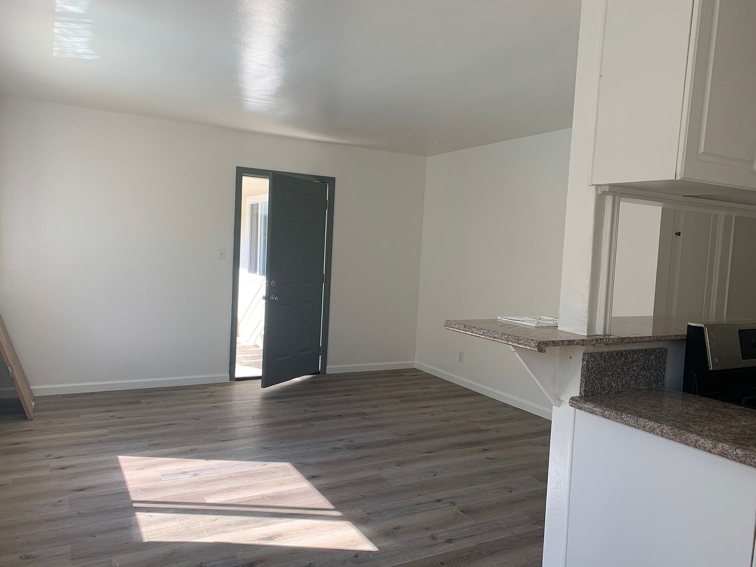 1647 Grand Ave photo 4