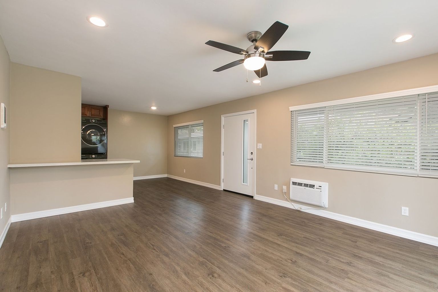 2 beds  1.0 baths photo 3