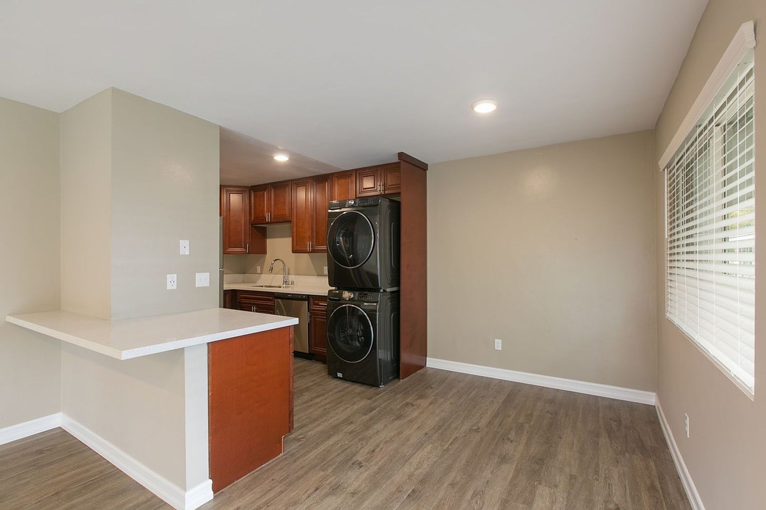 2 beds  1.0 baths photo 5