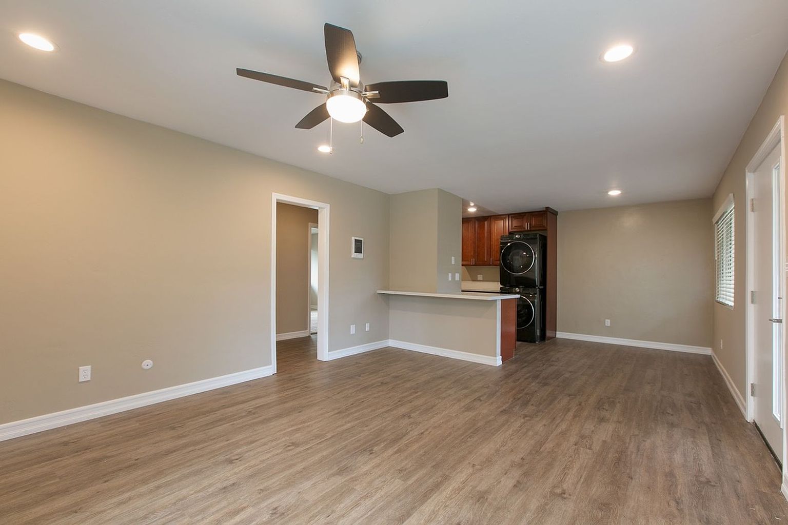 2 beds  1.0 baths photo 4