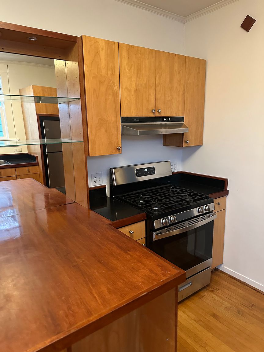 2932 Fulton Ave photo 4