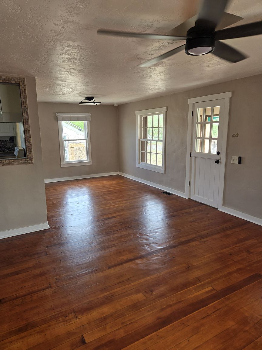 828 S Stone Ave photo 4