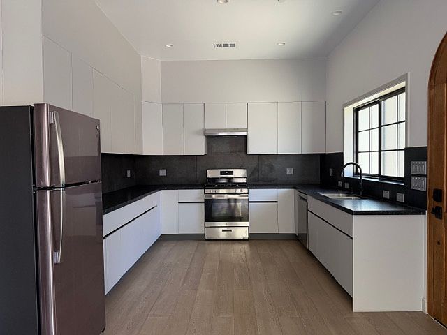 9A Gresham Ln photo 3