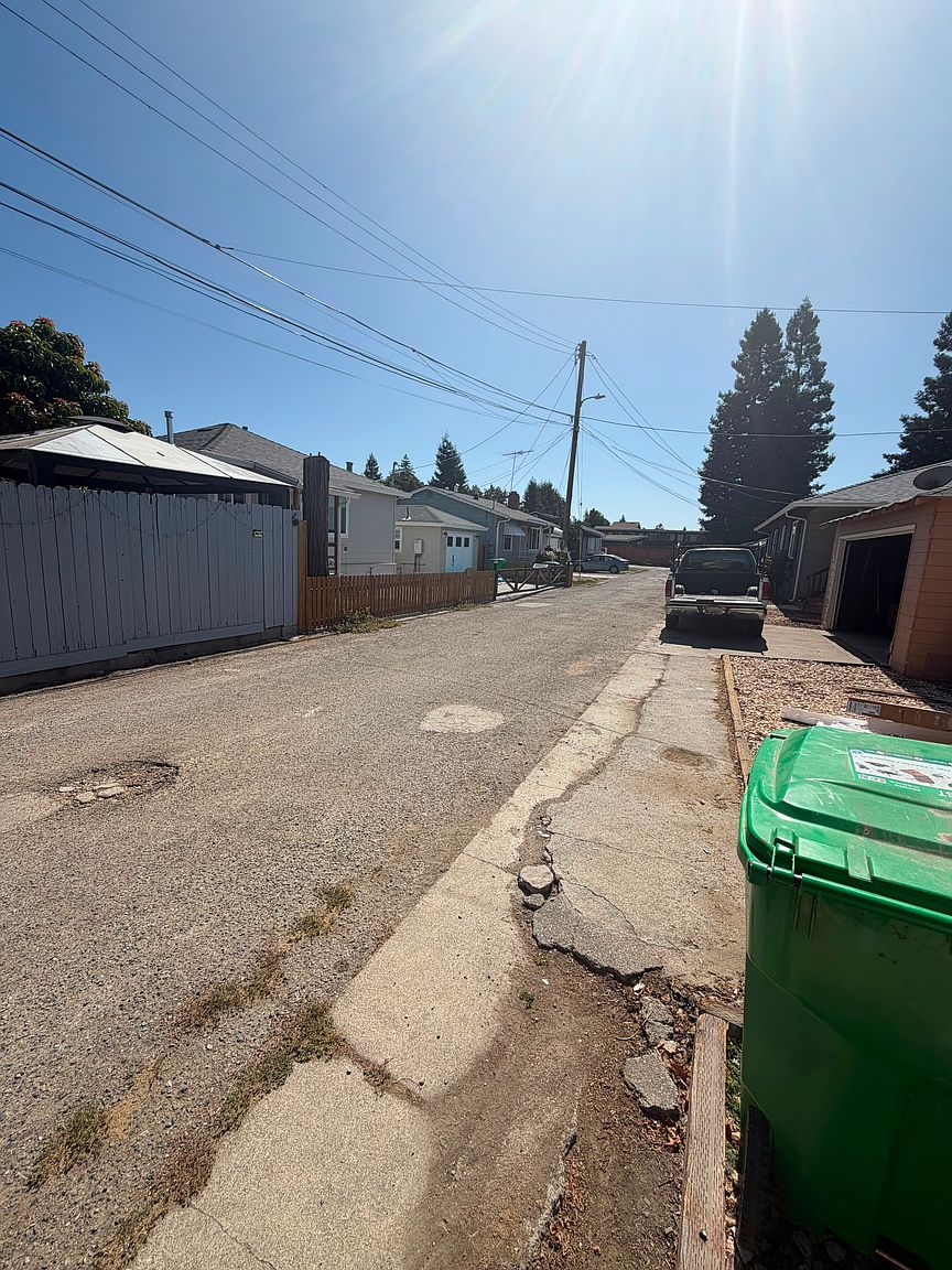 2BR/1BA Single Family House on Agnes Ln · Hayward photo 4