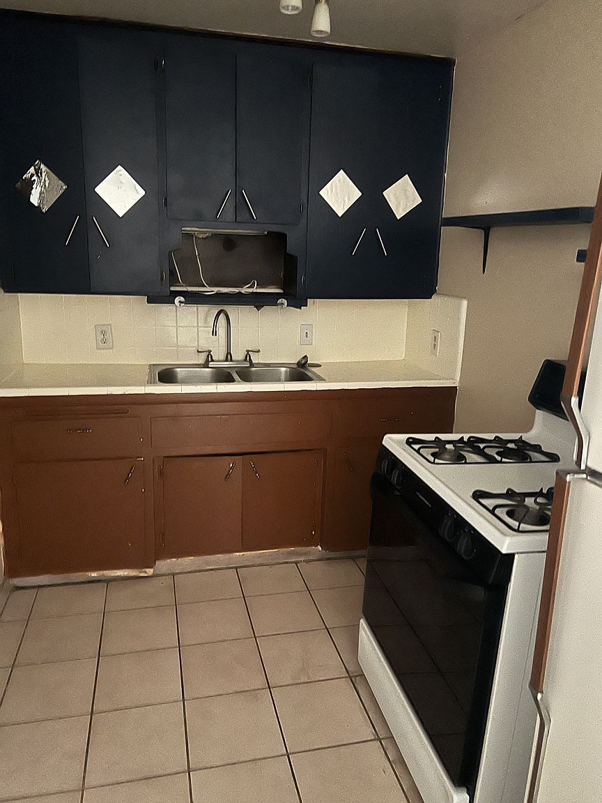 2401 W Devonshire Ave photo 2
