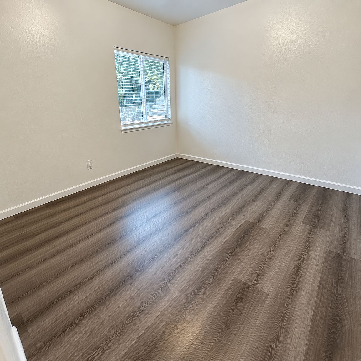 9940 D St photo 2