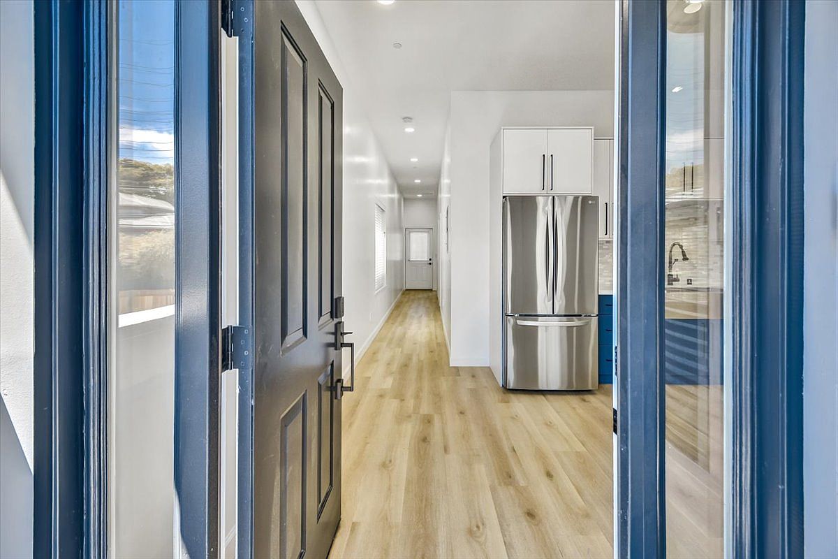 3233 Hannah St photo 2