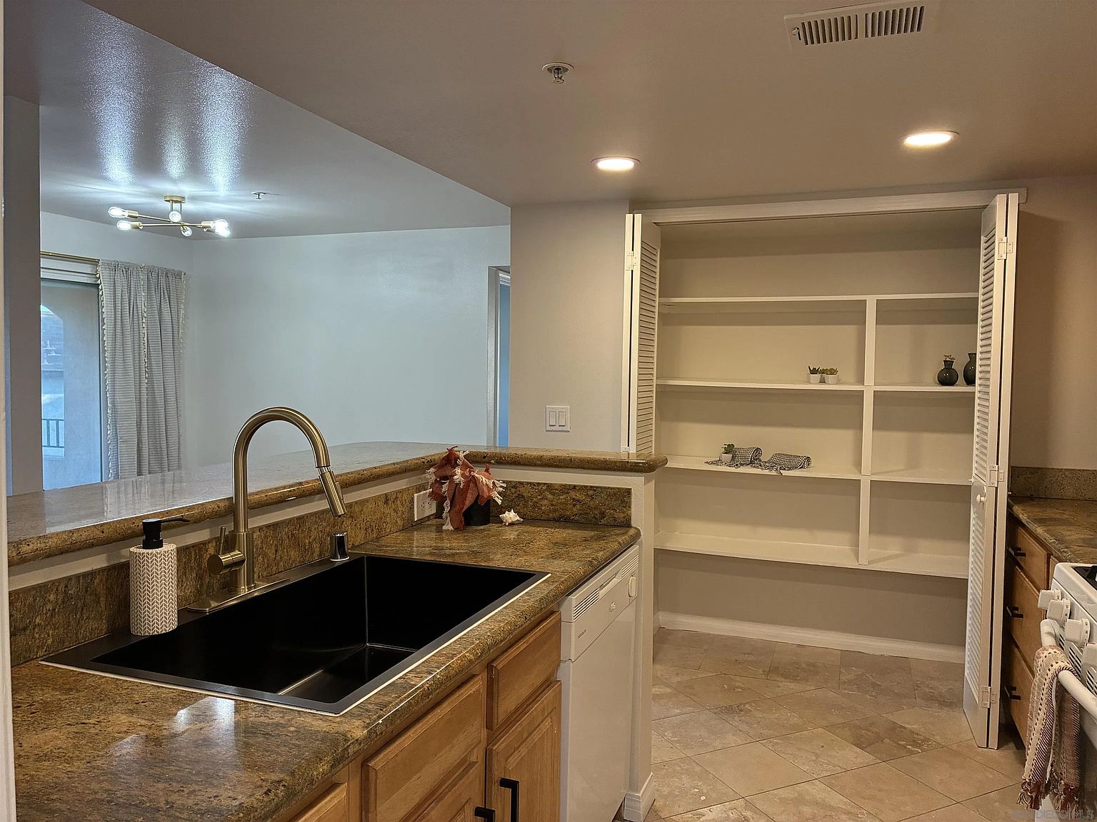 150 N River Cir N photo 2