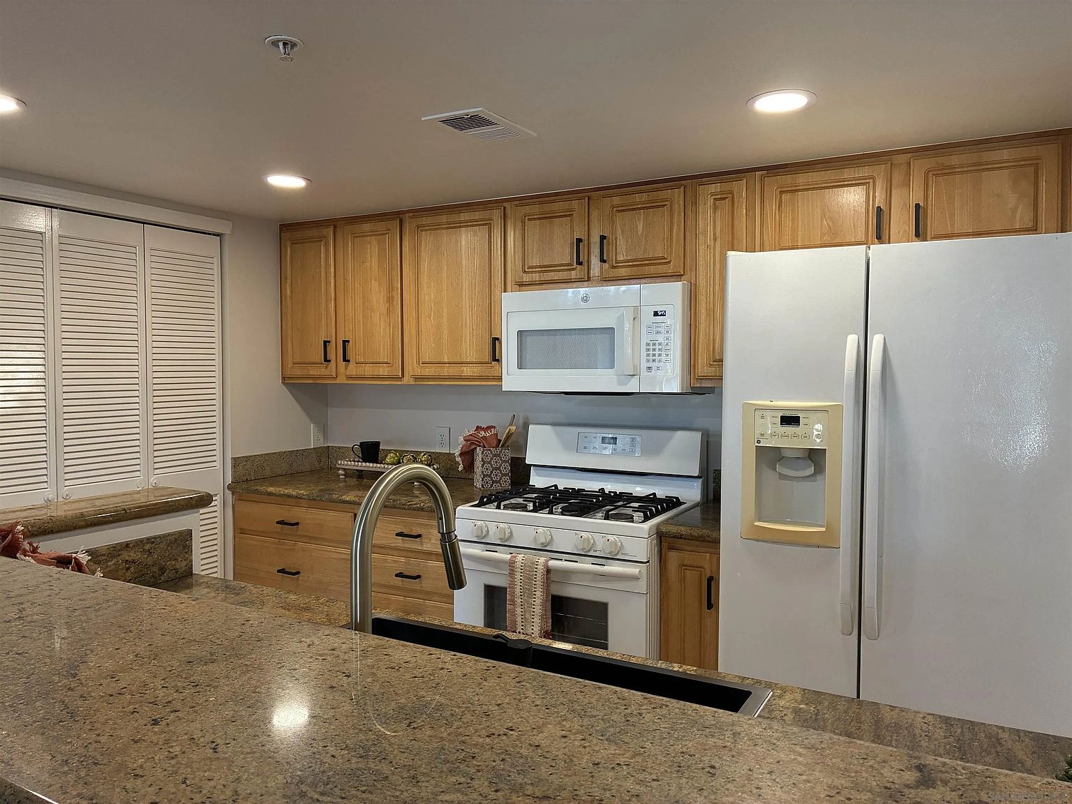150 N River Cir N photo 3