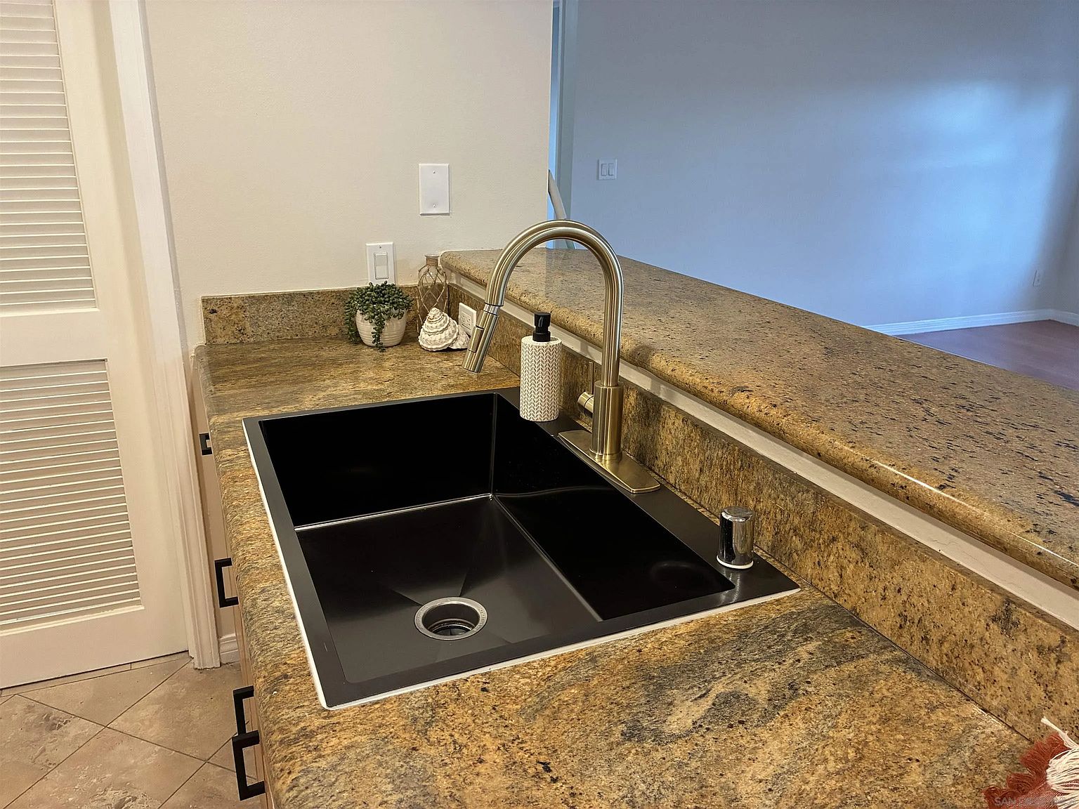 150 N River Cir N photo 5